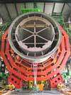 LHC : 1er aimant pour le plus puissant accélérateur de particules au monde Enceinte du détecteur CMS, un des détecteurs qui servira au LHCCrédit : © CEA/Dapnia