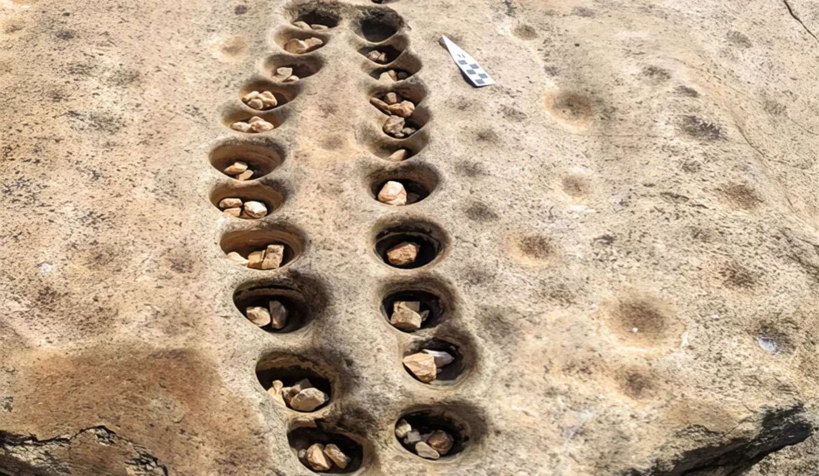 Um jogo de tabuleiro centenário descoberto em rochas na África