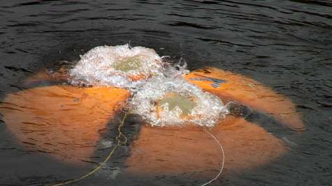 DepthX, en mai 2007, s’enfonce sous l’eau, paré pour une exploration sans assistance humaine jusqu’à 318 mètres de profondeur. Crédit : Jackson School of Geosciences