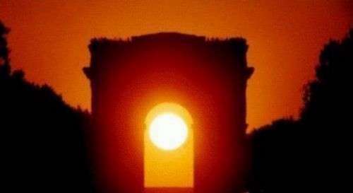 Coucher de Soleil dans l'axe de l'Arc de Triomphe, à Paris, le 11 mai 2001. Objectif de 300 mm sur film 200 Asa Fujicolor. © Gilles Dawidowicz, Association pour la création et la diffusion scientifique