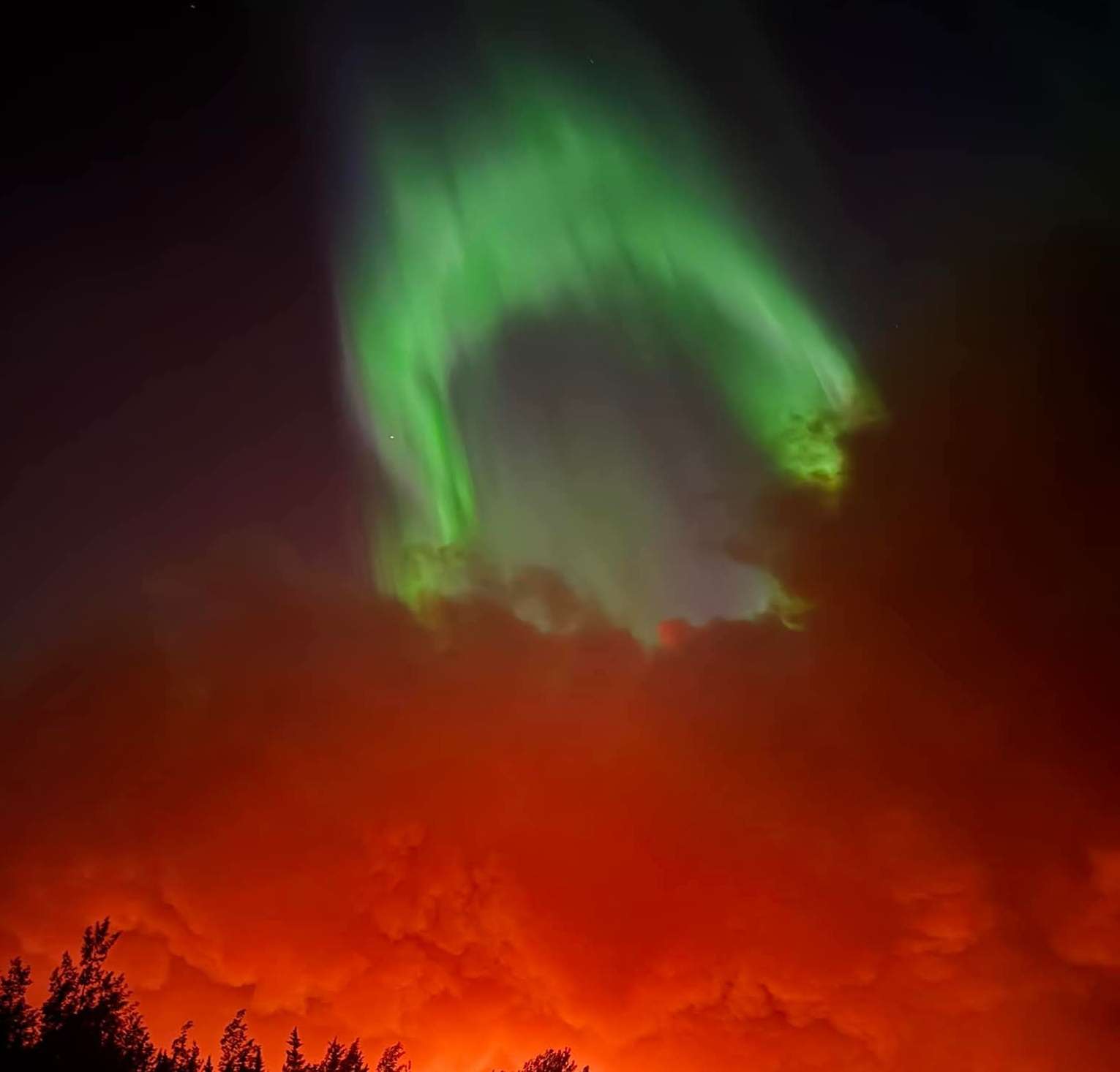 L'incroyable image prise sur une autoroute canadienne : aurores boréales et feux simultanés !