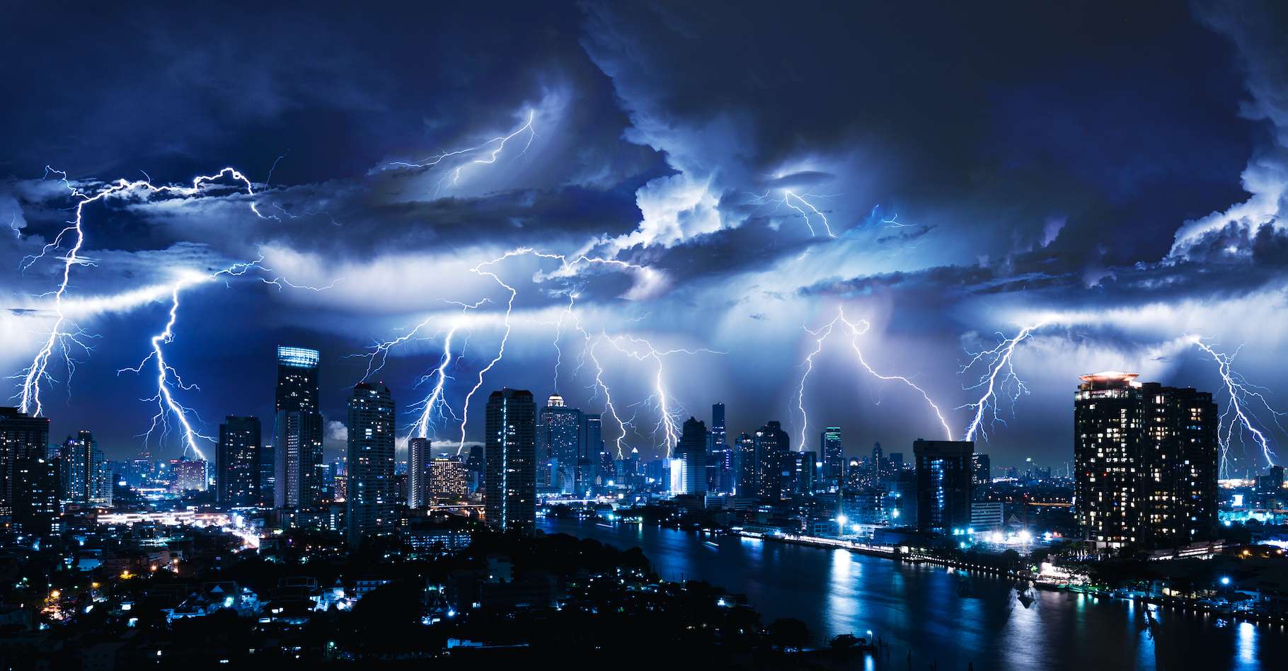 L’instant où les trajectoires de la foudre se rejoignent