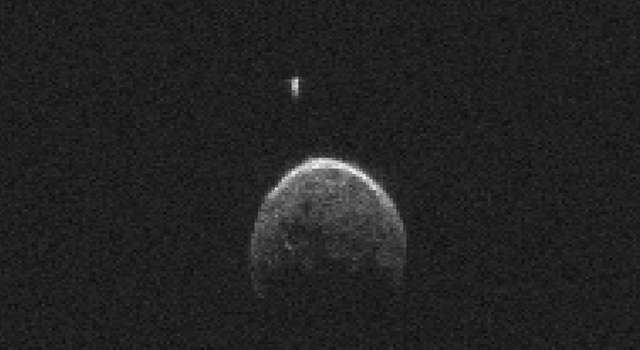 Le géocroiseur 2004 BL86, qui est passé le 26 janvier à 16 h 19 TU à 1,2 million de km de la Terre, est en réalité double. Les images prises avec la grande antenne de Goldstone, en Californie montrent que l’objet principal mesure environ 325 m et que son satellite serait long de quelque 70 m. © Nasa, JPL-Caltech