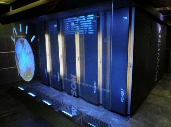 Watson fait travailler 90 serveurs Power 750 à 8 cœurs, cadencés à 3,5 GHz, avec 16 To de mémoire vive. Son fonctionnement est massivement parallèle, permettant à plusieurs algorithmes d'étudier simultanément la même requête. © IBM
