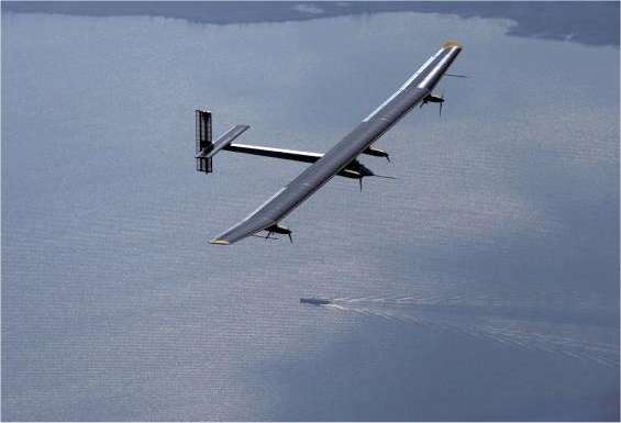 Le HB-SIA, le 8 mai 2010, lors de son troisième vol, long de trois heures, ici probablement au-dessus du lac de Neufchâtel. © Solar Impulse