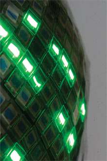 Bientôt des écrans élastiques ! A l'état de prototype, cet écran souple est composé de connecteurs en polymère additionné de nanotubes de carbone, reliant des diodes organiques (Oled). Souple, il est même étirable et peut être appliqué sur une surface courbe. © Takao Someya / université deTokyo