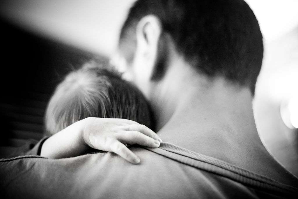 Réconforter un enfant lorsqu’il est malade, qu’il s’est fait mal ou qu’il est bouleversé lui permet de créer un lien de sécurité avec son parent. © Andrés Nieto Porras, Flickr, cc by sa 2.0