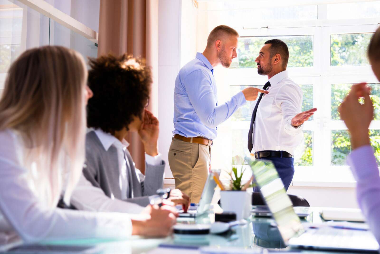 Ces comportements « invisibles » qui révèlent une personne toxique sans que vous vous en rendiez compte