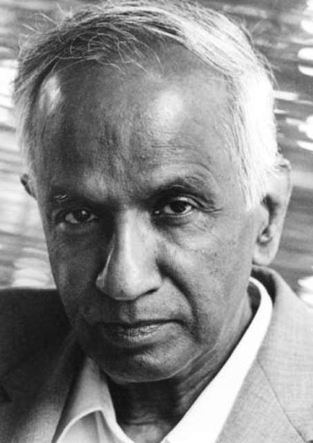 Subrahmanyan Chandrasekhar (1910-1995) était une légende de l'astrophysique, doté d'un talent étonant. Ses contributions ont porté sur presque toute l'astrophysique du XXe siècle. Il est célèbre pour ses travaux sur la structure stellaire et la théorie des trous noirs. © AIP