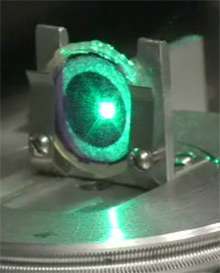 Une mémoire holographique réinscriptible Un coup de laser rouge et les protéines atteintes changent d’état. Un coup de laser vert et elles reviennent à l’état initial. Il n’en faut pas plus pour écrire des 0 et des 1… © Amitabh Avasthi: / Technology Review