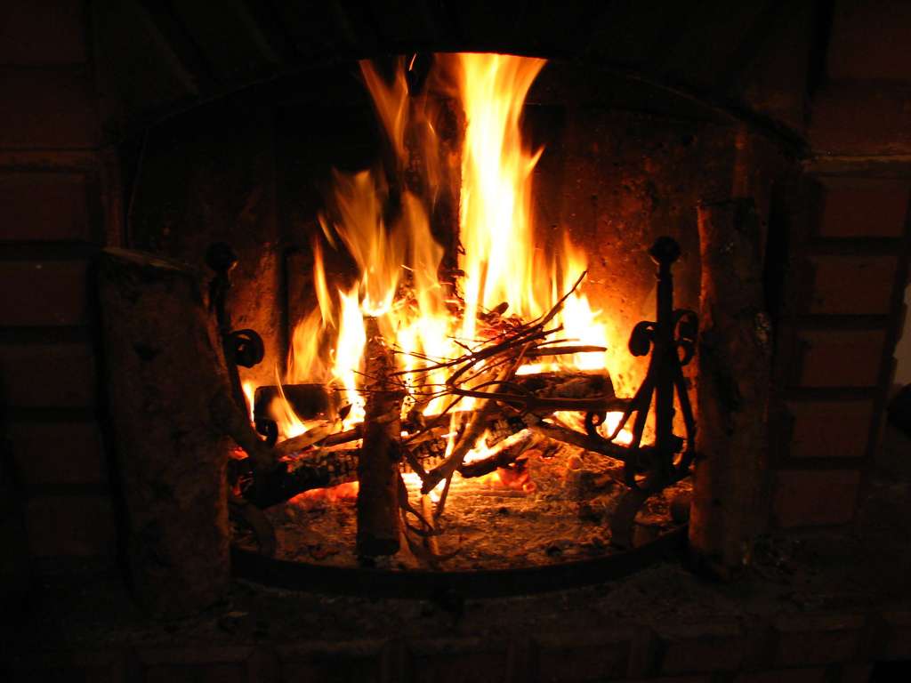 Une cheminée d'angle, pour un intérieur chaleureux. © Conanil, Flickr, CC BY 2.0