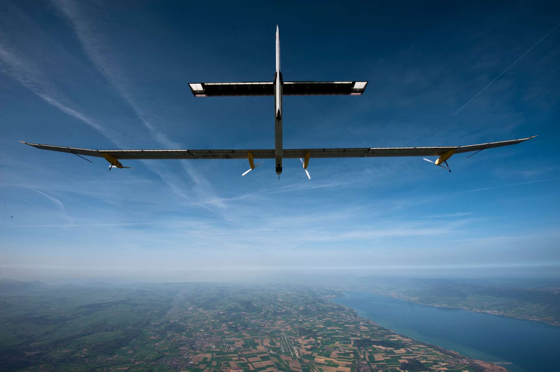 Faireletourdumondesanscarburantniémissionspolluantes,c’estpossibleetcelaadéjàétéréaliséavecl’avionsolaireSolarImpulse.L’enveloppedecedirigeabled’unelongueurde151mètresserarecouvertede4800m²defilmphotovoltaïque.