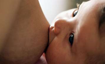 En France, une femme sur deux allaite son bébé. Le Motilium ne doit pas être utilisé pour faciliter la lactation. © Phovoir