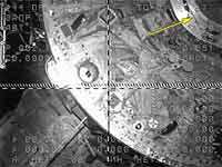 Progress est maintenant complètement arrimé à la station spatiale internationale La flèche jaune montre le fragment de câble quiempêchait l'étanchéité de la jonction Progress-ISS (crédit photo : NASA)