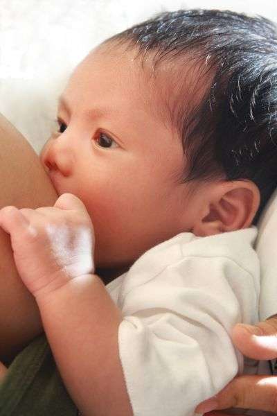 Le lait maternel a de nombreux avantages sur les autres laits. Du point de vue de la santé du bébé, puisqu'il lui confère une meilleure immunité et des apports nutritionnels plus adaptés, mais aussi pour la maman chez qui l'utérus reprend sa forme normale de façon plus rapide après l'accouchement et permet de perdre plus vite du poids en épuisant les réserves accumulées durant la grossesse. © Hywit Dimyadi, shutterstock.com