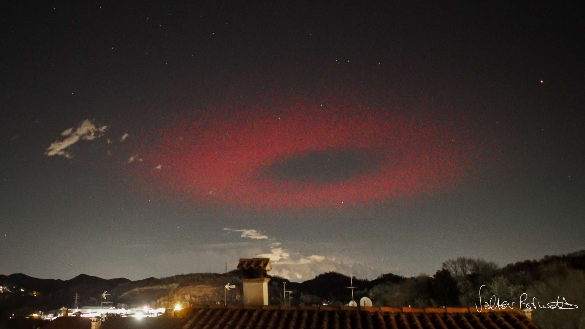 Un gigantesque anneau rouge dans le ciel a inquiété les italiens Un gigantesque anneau rouge dans le ciel a inquiété les italiens