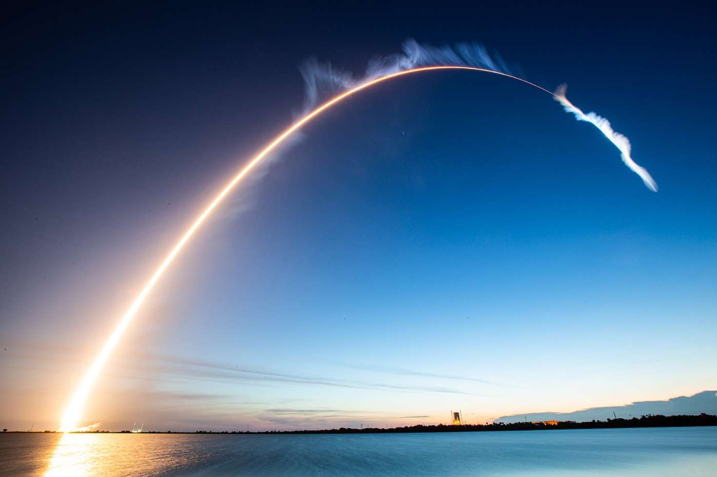 Spectaculaire lancement d'une fusée Atlas V le 8 août 2019, à l'aube, pour la mise en orbite du satellite militaire AEHF-5. © ULA