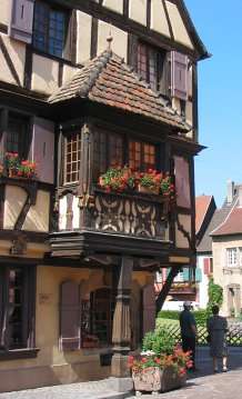 Oriel L'oriel est une avancée en encorbellement située sur les façades des bâtiments. © Gbrocker, Domaine public, Wikimedia Commons