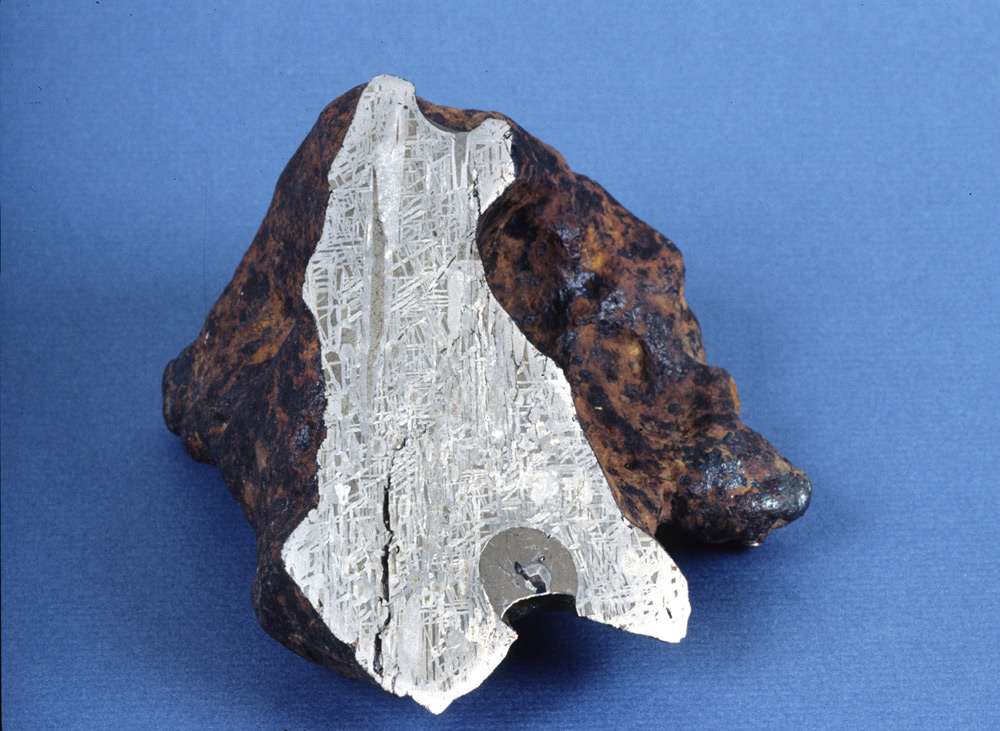 Météorite ferreuse trouvée à Rancho Gomelia, Mexique. C'est une octahedrite composée d'un alliage de nickel et de fer. Le test à l'acide révèlant la structure dite Widmanstätten est bien visible (taille d'environ 14 cm ). Crédit : D. Ball, ASU