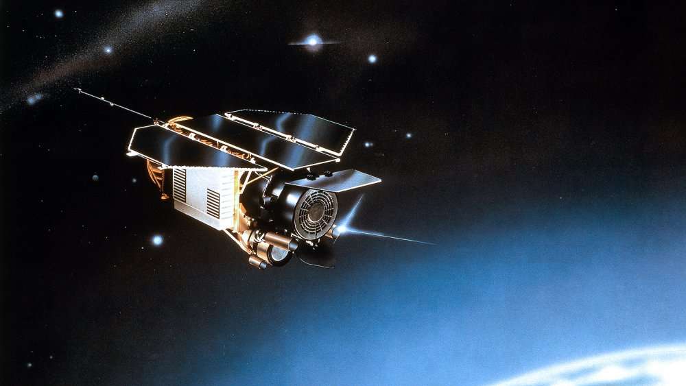 Le satellite Rosat, pour Roentgen Satelliten, 2,4 tonnes au lancement ; 2,20 x 4,70 x 8,90 mètres, a travaillé entre 1990 et 1999 sur l'observation du ciel en rayons X. Fin 1998, un problème est survenu dans le contrôle d'attitude. Le détecteur X a été exposé aux rayons solaires, et détruit. Sans possibilité de réparer depuis le sol ni de rétablir la trajectoire, la mission Rosat a été interrompue début 1999. © EADS/Astrium