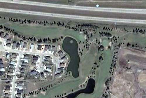 L’étang du terrain de golf de Spruce Grove, bordé par les habitations (à gauche) et par l'autoroute (en haut). Image Google Earth