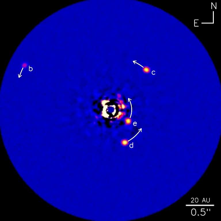 Une nouvelle image infrarouge du système planétaire HR8799. Cette image montre la planète HR 8799b (environ 5 fois la masse de Jupiter), les planètes HR 8799c, HR 8799d (environ 7 fois la masse de Jupiter chacune) et la HR 8799e, la nouvelle planète. © NRC-HIA, Christian Marois, W.M. Keck Observatory