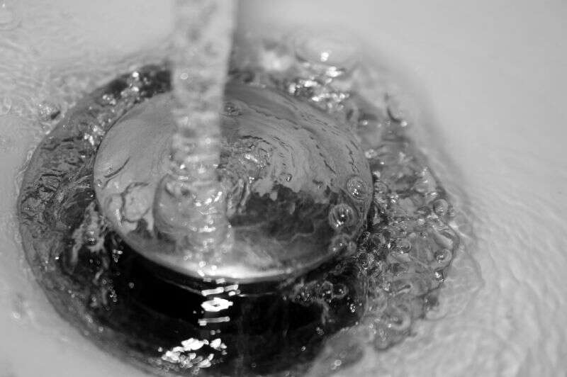 Une eau qui s'écoule mal signifie que votre évier est bouché. © Raïssa B, Flickr, CC BY-SA 2.0