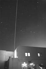 Record de puissance pour un flash laser émis dans l'atmosphère Faisceau laser au-dessus du bâtiment Alisé