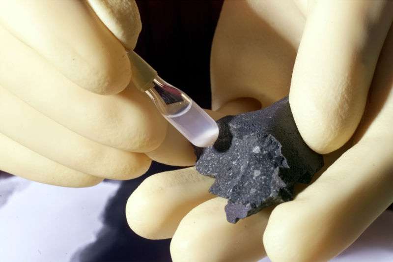 Un fragment de la météorite de Murchison et, dans le tube, un peu de matériel qui en a été extrait. © Argonne National Laboratory/Licence Commons