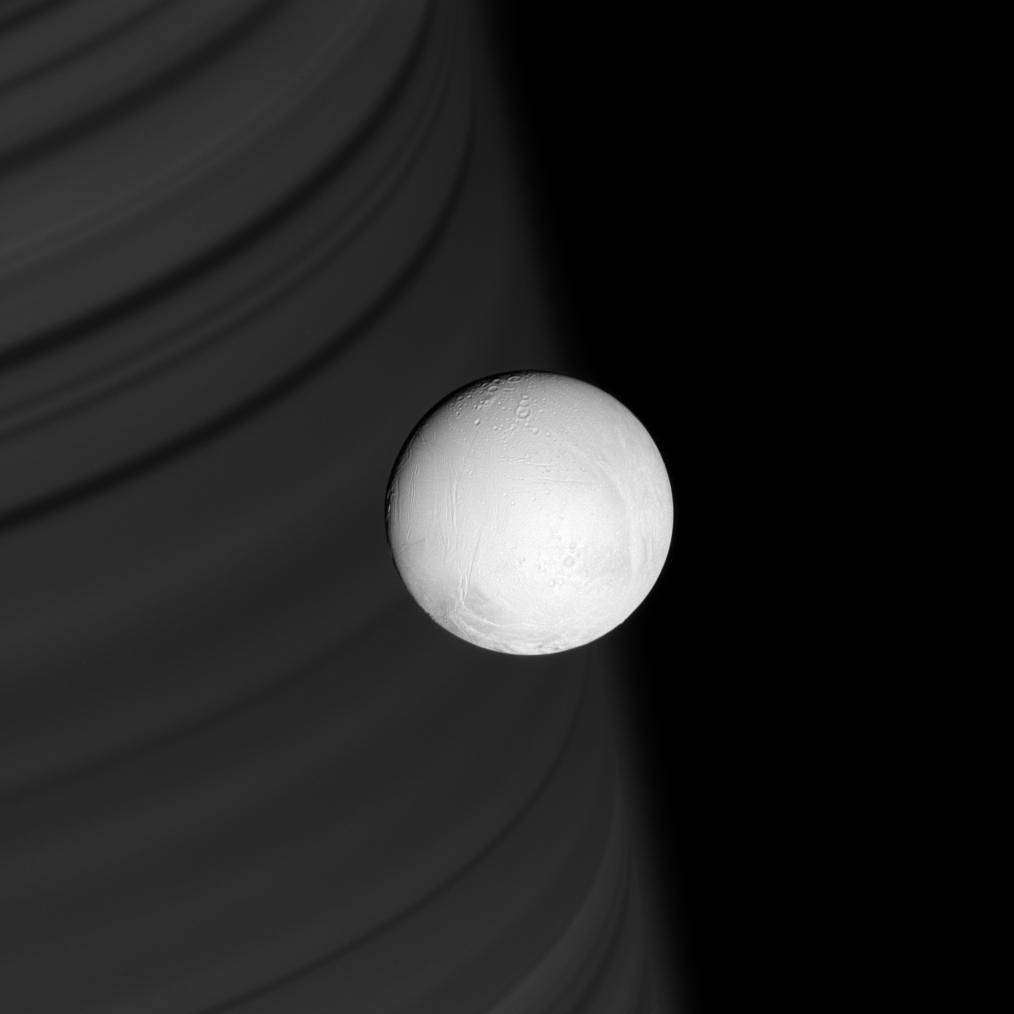 La Nasa a signé en septembre un contrat avec Breakthrough Starshot pour aider cette fondation privée à mettre en place sa mission d’exploration de la lune glacée de Saturne, Encelade. © Nasa/JPL/Space Science Institute