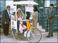 Les cabines téléphoniques mobiles indiennes Un rickshaws en question