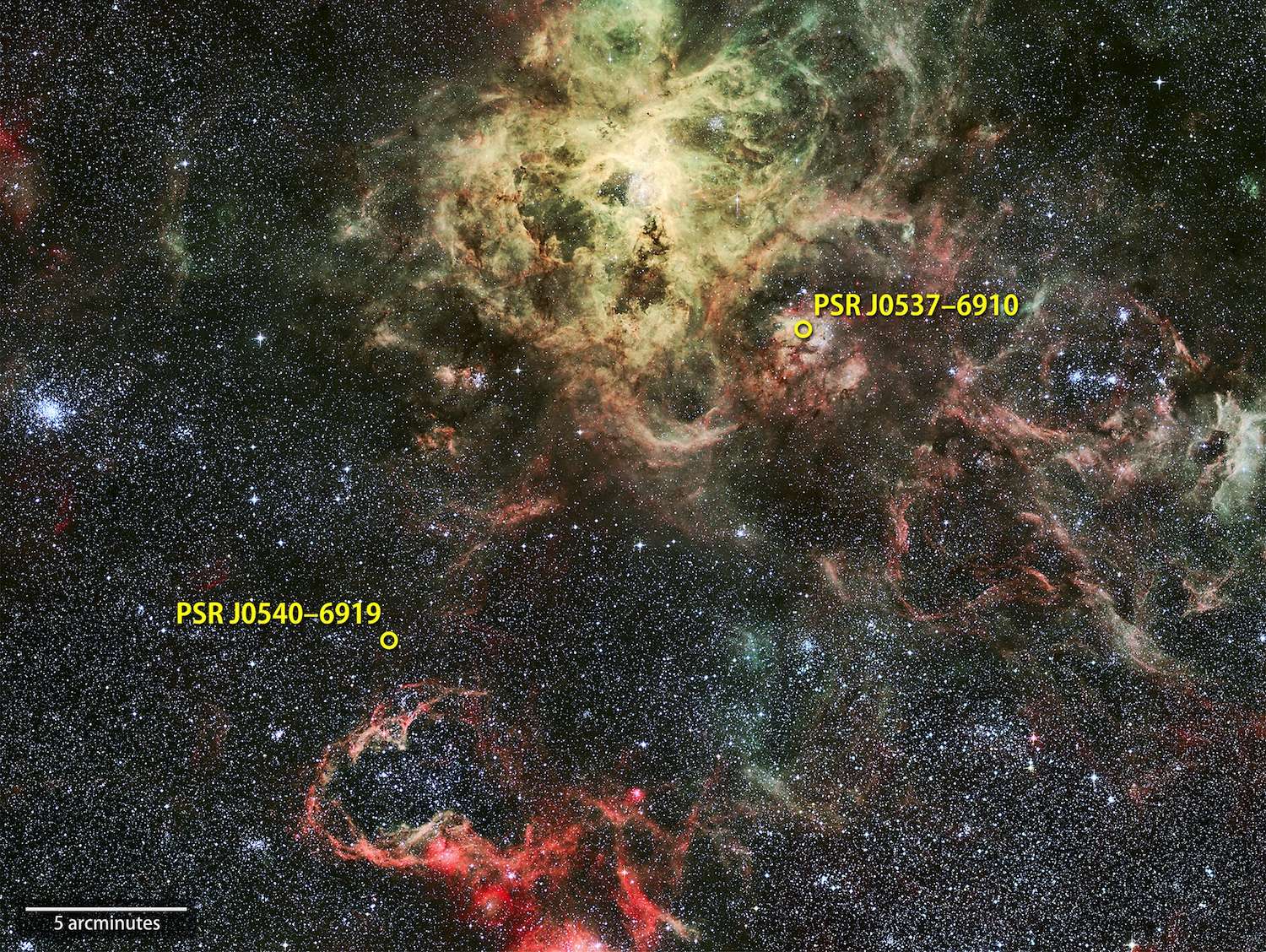 PSR J0540-6919 (ou J0540 pour faire court), le premier pulsar gamma extragalactique détecté se situe près de la nébuleuse de la Tarentule, vaste région active où se forment de nombreuses étoiles dans la galaxie naine du Grand Nuage de Magellan (Large Magellanic Cloud, LMC). PSR J0537−6910 est un second pulsar repéré. Avec 62 rotations par seconde, il est le plus rapide pulsar jeune connu. © Nasa, GSFC, Eso, R. Fosbury (ST-ECF)