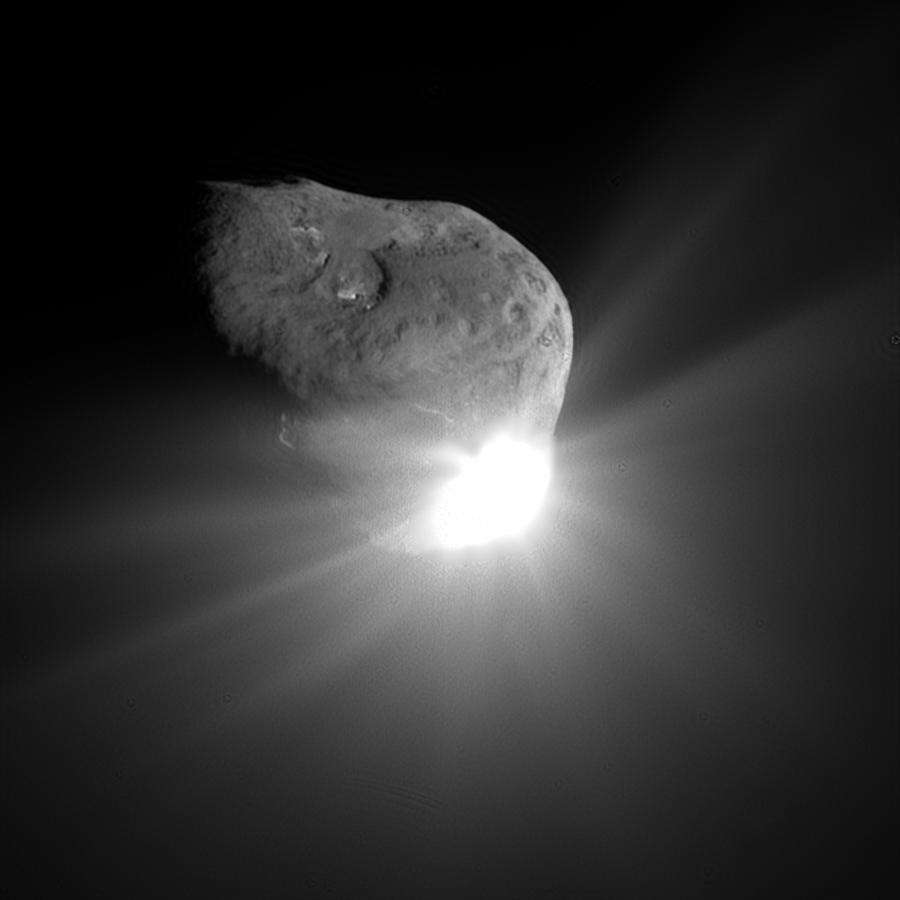 Une vue de l'explosion provoquée par la sonde Deep Impact sur la comète Tempel 1. © Nasa/JPL-Caltech/UMD