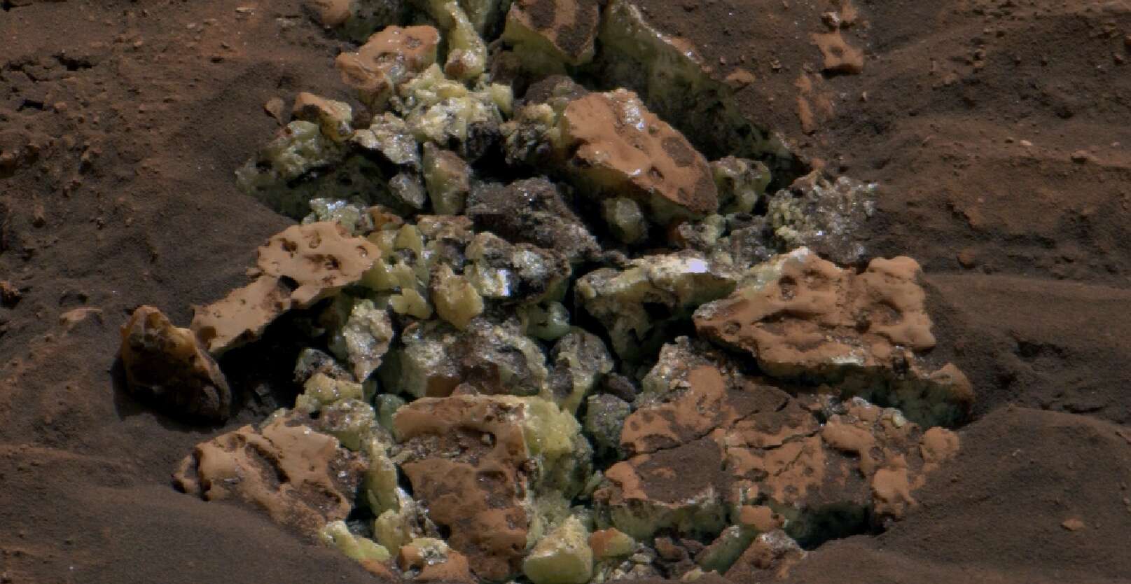 Il rover Curiosity scopre accidentalmente una roccia su Marte che “non dovrebbe essere lì”!