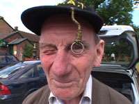 Crop circles : les extraterrestres sont-ils artistes ? Doug Brower, dans les années 2000. En 1991, il a déclaré être responsable, avec son ami Dave Chorley, des premiers crop circles britanniques.