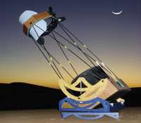 Dossier : fabriquez et assemblez votre propre télescope Le Strock-250 dans le Sahara en 2006. Ce télescope de voyage a été conçu pour tenir dans une caisse aux dimensions d’un bagage de cabine d’avion. © Charles Rydel