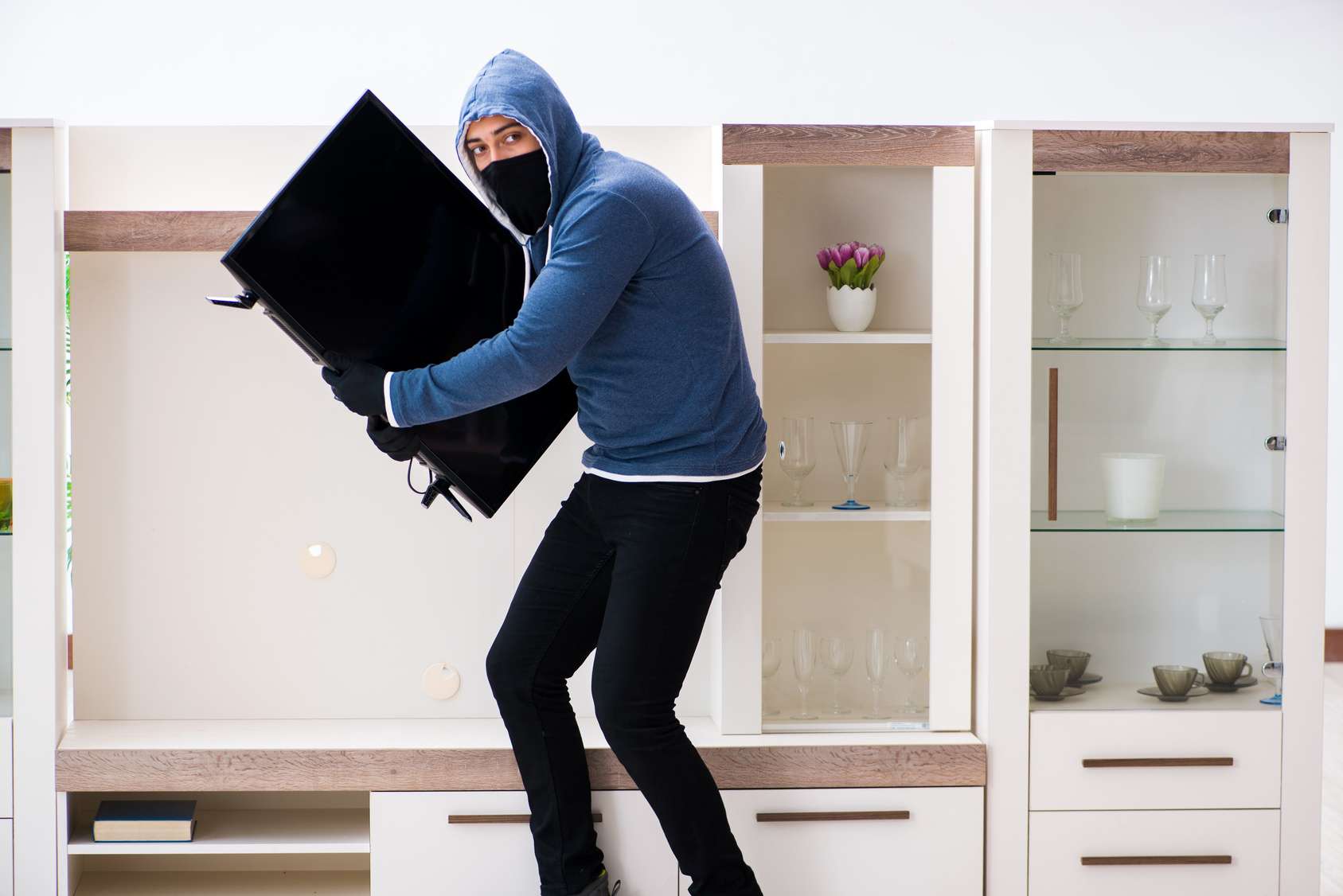 Воровать. Чел крадет телевизор. Карманная кража. Человек который крадет. Человек который крадет.