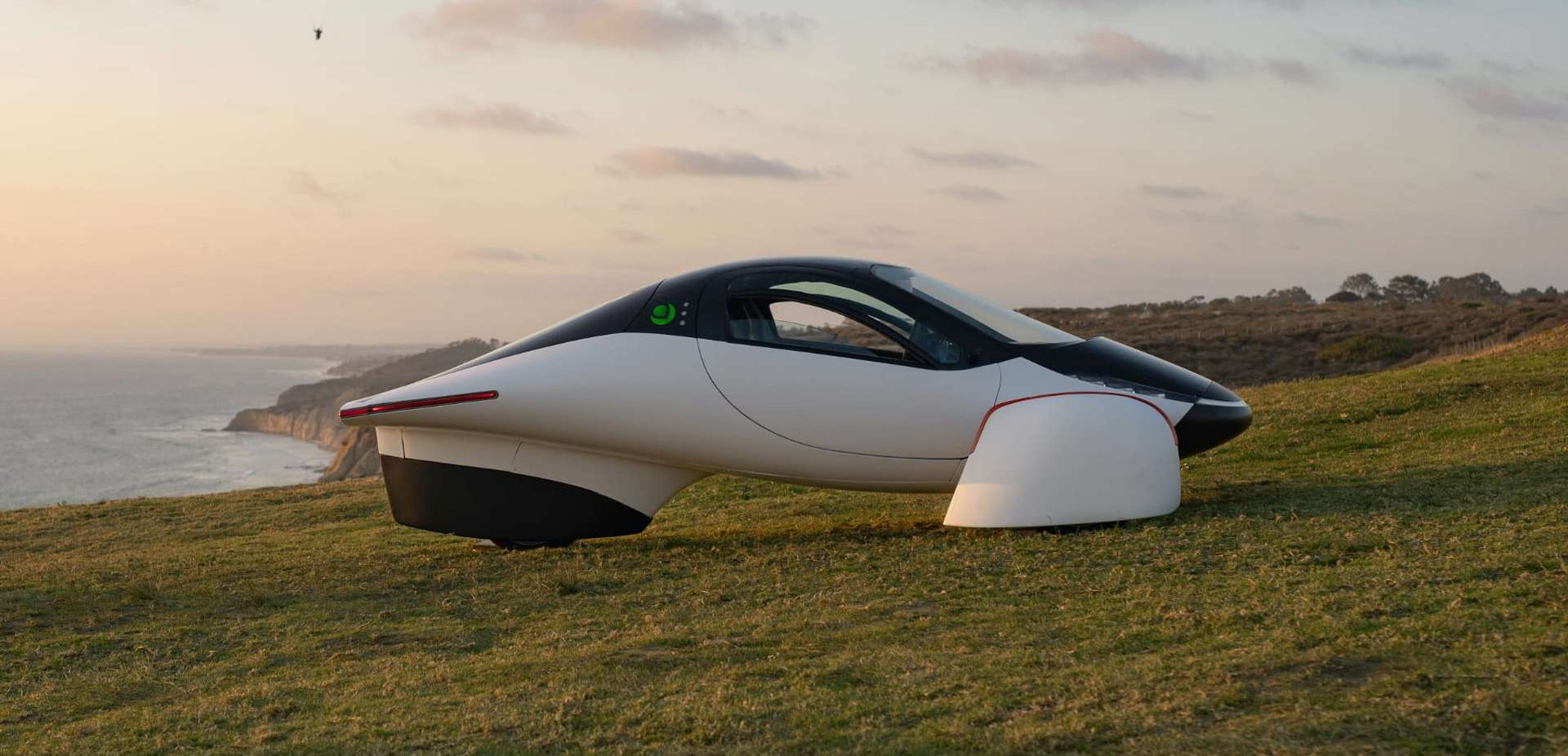 Regarder la vidéo Cette voiture aérodynamique futuriste se recharge au soleil