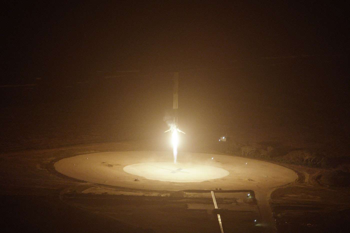 Retour au sol de l'étage principal avec ses neufs moteurs (tout l'enjeu de la récupération), qui s'est posé en douceur là où on l'attendait. © SpaceX