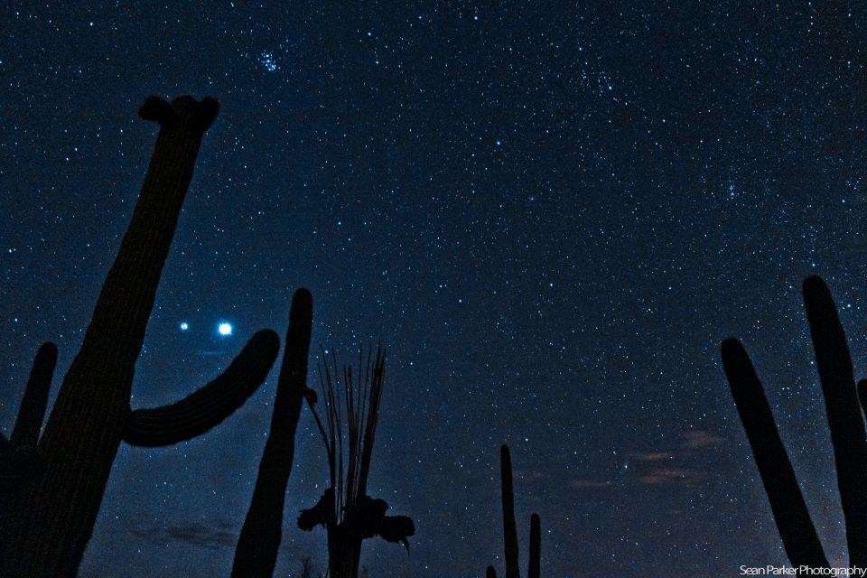 Le ciel pur de l'Arizona a permis d'immortaliser Jupiter et Vénus au milieu des étoiles, une fois la nuit tombée. © Sean Parker