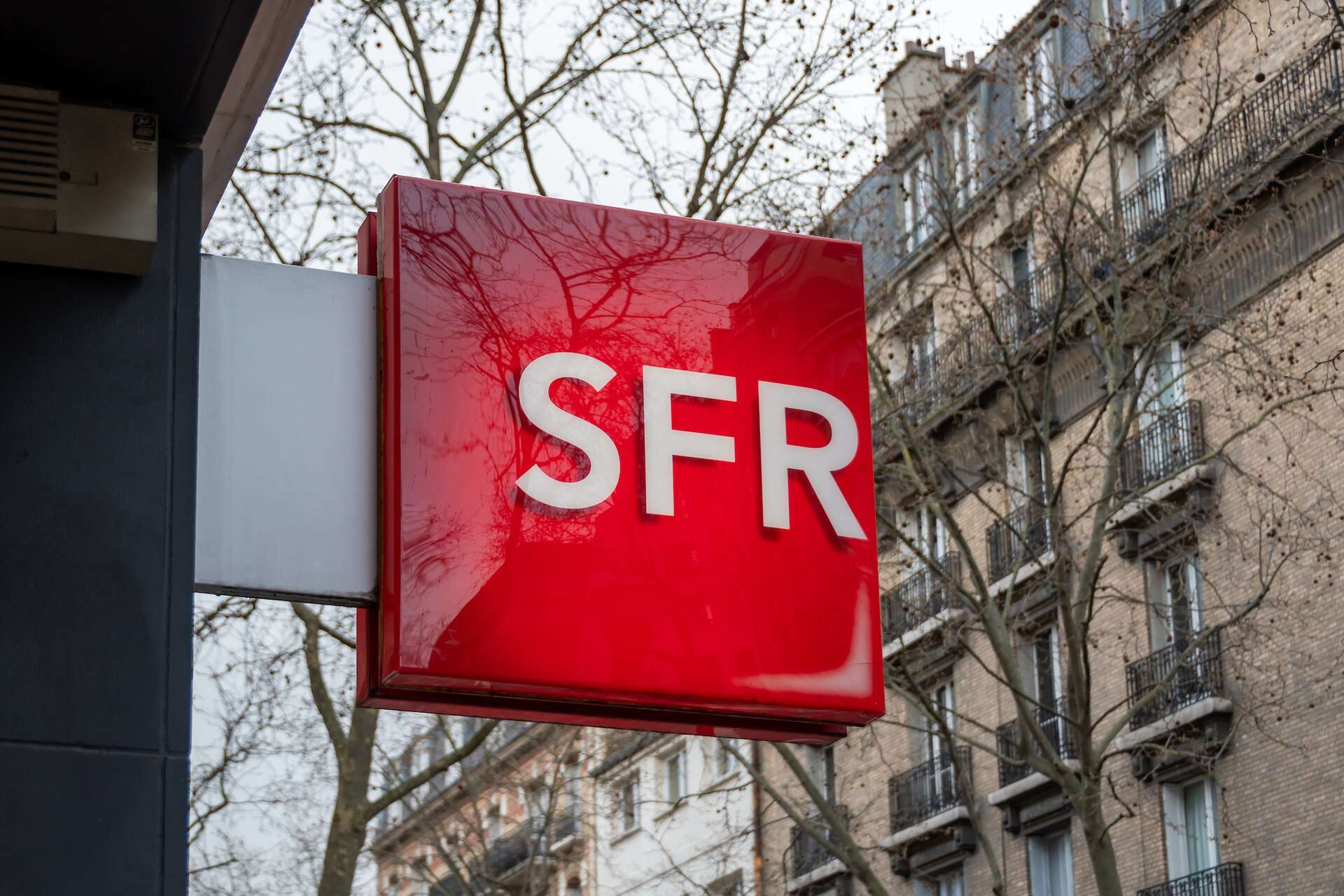 Regarder la vidéo Piratage massif chez SFR : ce groupe de hackers affirme détenir les données de 3,6 millions de clients !