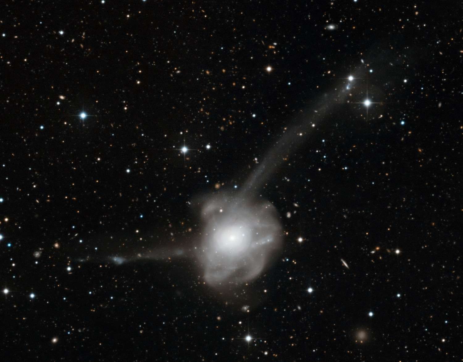La collision de deux galaxies connue sous le nom de NGC 7252 dans la constellation du Verseau, photographiée par l'un des télescopes de l'Eso. Lorsqu'une telle collision se produit avec une troisième galaxie de petite taille, elle peut conduire à son éjection d'un amas de galaxies. © Eso