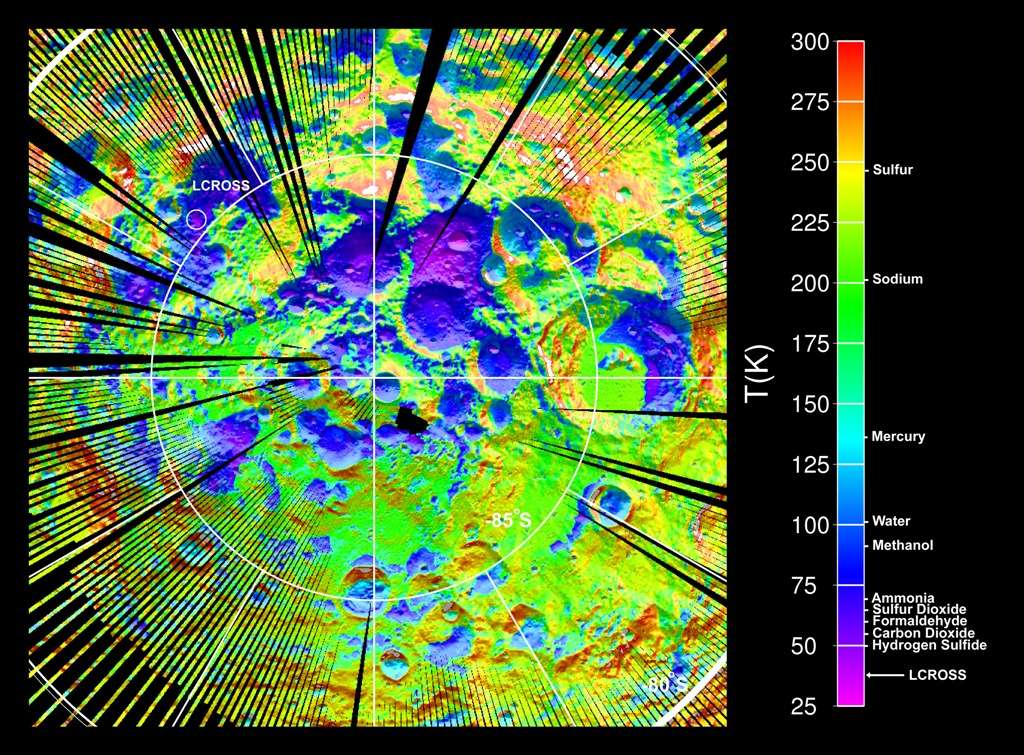 Carte des températures de surface de la région polaire sud de la Lune, fournie par LRO. Les données ont été acquises de septembre à octobre 2009, lorsque les températures du pôle sud se sont approchées de leurs valeurs maximales annuelles. La carte montre les emplacements de plusieurs cratères d'impacts particulièrement froids qui sont de possibles pièges pour de la glace d'eau, ainsi que toute une gamme de composés couramment observés dans les comètes. Les températures maximales approximatives à laquelle ces composés seraient gelés et piégés sur place depuis plus d'un milliard d'années, sont présentées sur la droite. La sonde LCross a pris pour cible l’un de ces cratères les plus froids et beaucoup de ces composés ont été observés dans le panache de matière éjectée. © Science-UCLA/JPL/GSFC/Nasa