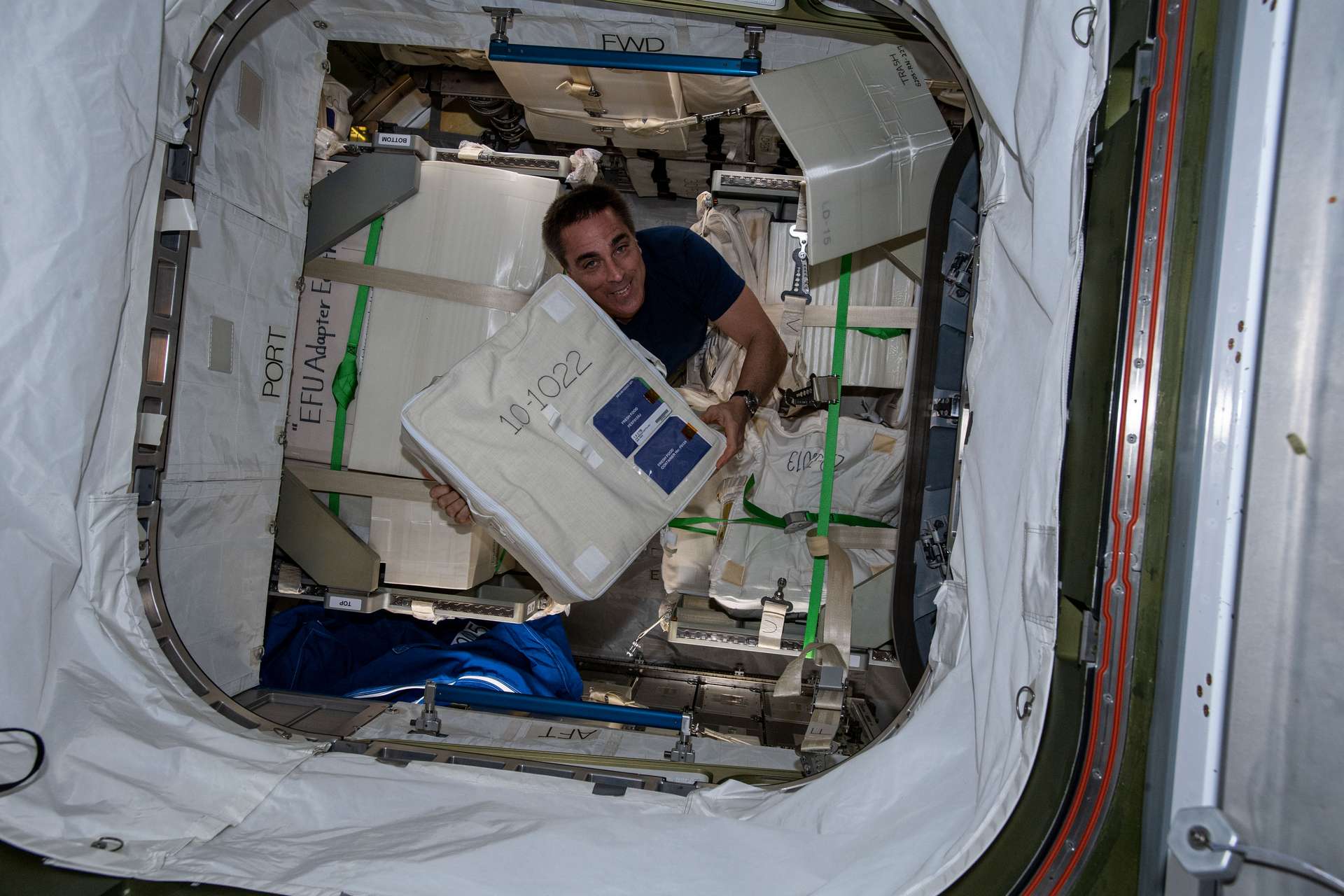 Surpopulation dans la Station spatiale internationale : un astronaute va devoir dormir dehors La Station spatiale internationale ne compte que six places pour sept astronautes. © Nasa