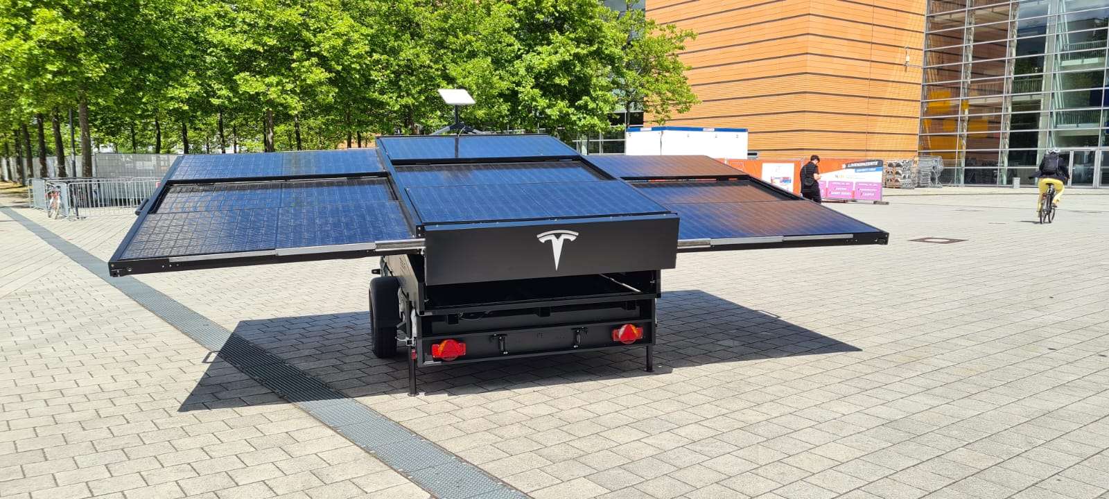 La remorque photovoltaïque avec récepteur satellite Starlink présentée par Tesla au salon IdeenExpo. © @Tesla_Adri (via Electrek)