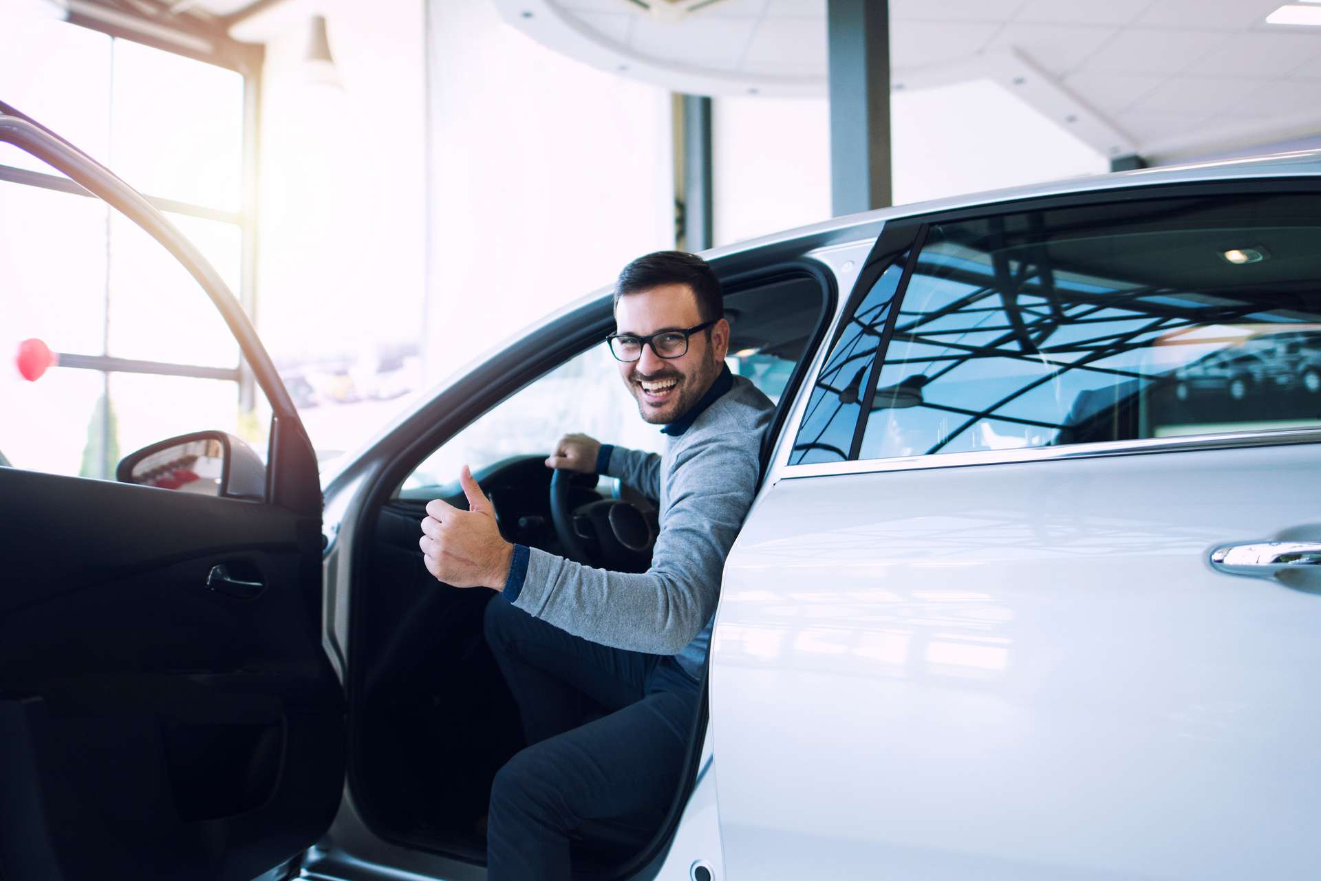 Машина продолжение меня. He choose the car. Car salesman. Мужчина в авто. Водитель и автомобиль.