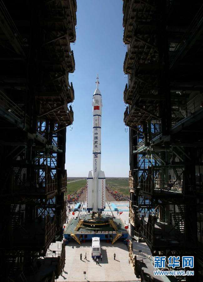 Transfert du lanceur Long March 2F sur son pas de tir. Le lancement de Shenzhou-9, le quatrième vol habité chinois, est prévu à la fin de la semaine. © Xinhua