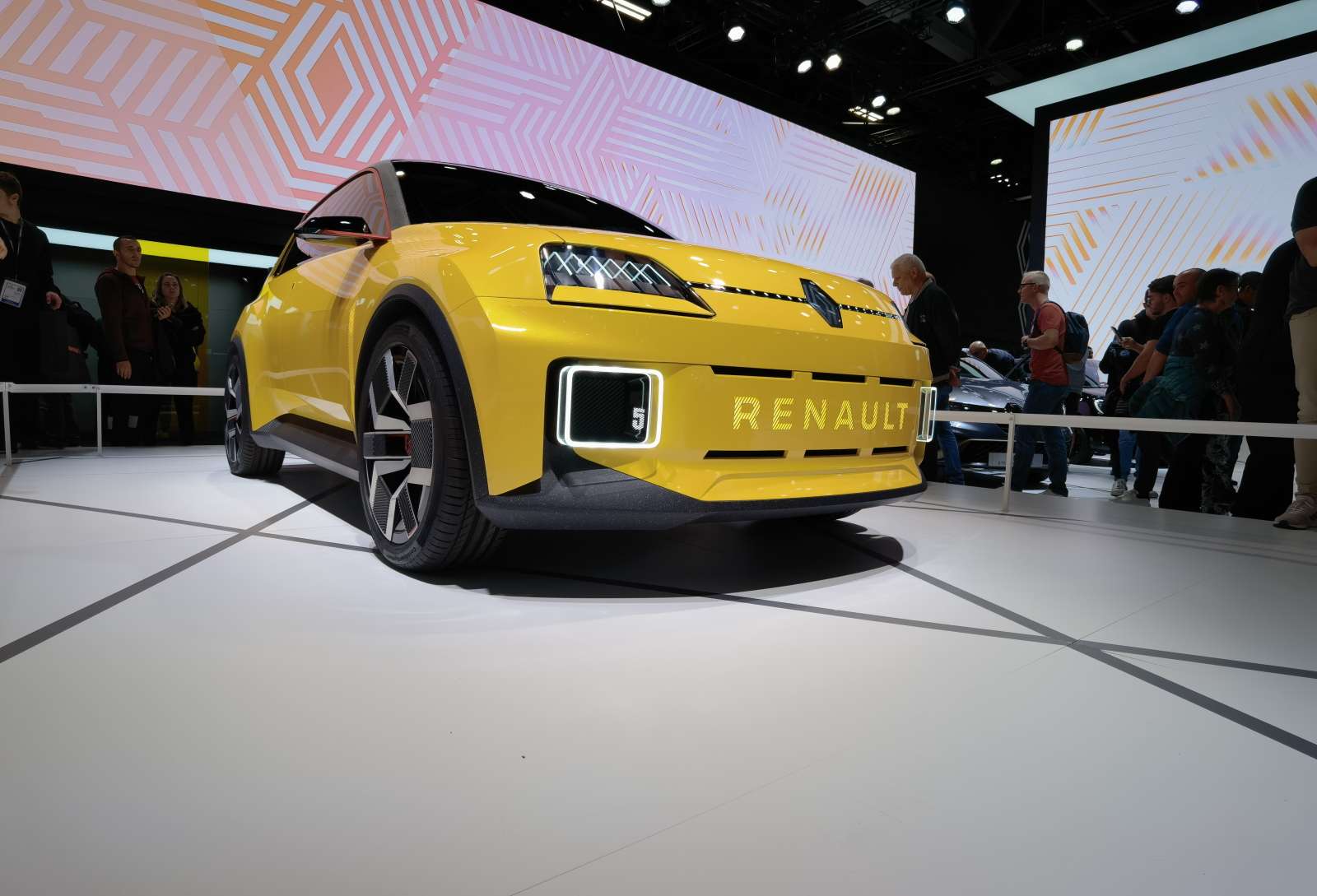 Mondial de l’auto Renault fait dans le néorétroélectro avec sa 4L