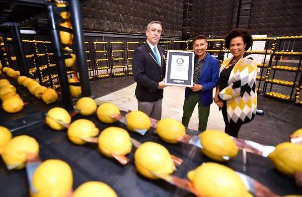 2.923 citrons ont été reliés en série pour produire un courant de 2308 volts. © Saiful Islam, ACS