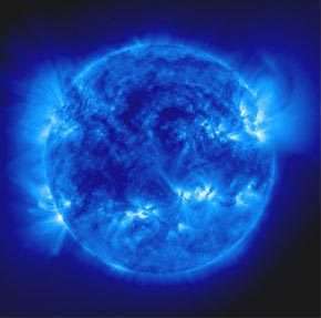 Le Soleil en ultraviolet avec l'instrument EIT (Extreme ultraviolet Imaging Telescope). Ici, à la longueur d'onde 171 angstroms, la matière brillante est à 1 million de degrés !(Crédits : ESA / NASA)